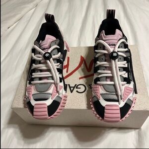 I’m selling my brand new dolce& Gabbana sneak pink black and while 37.5